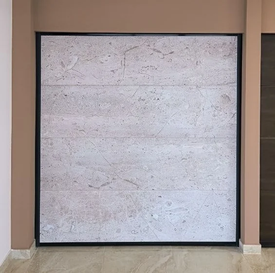 ArtPrint garažna vrata sa štampanom teksturom svetlog mermera, ugrađena u kućnoj garaži
