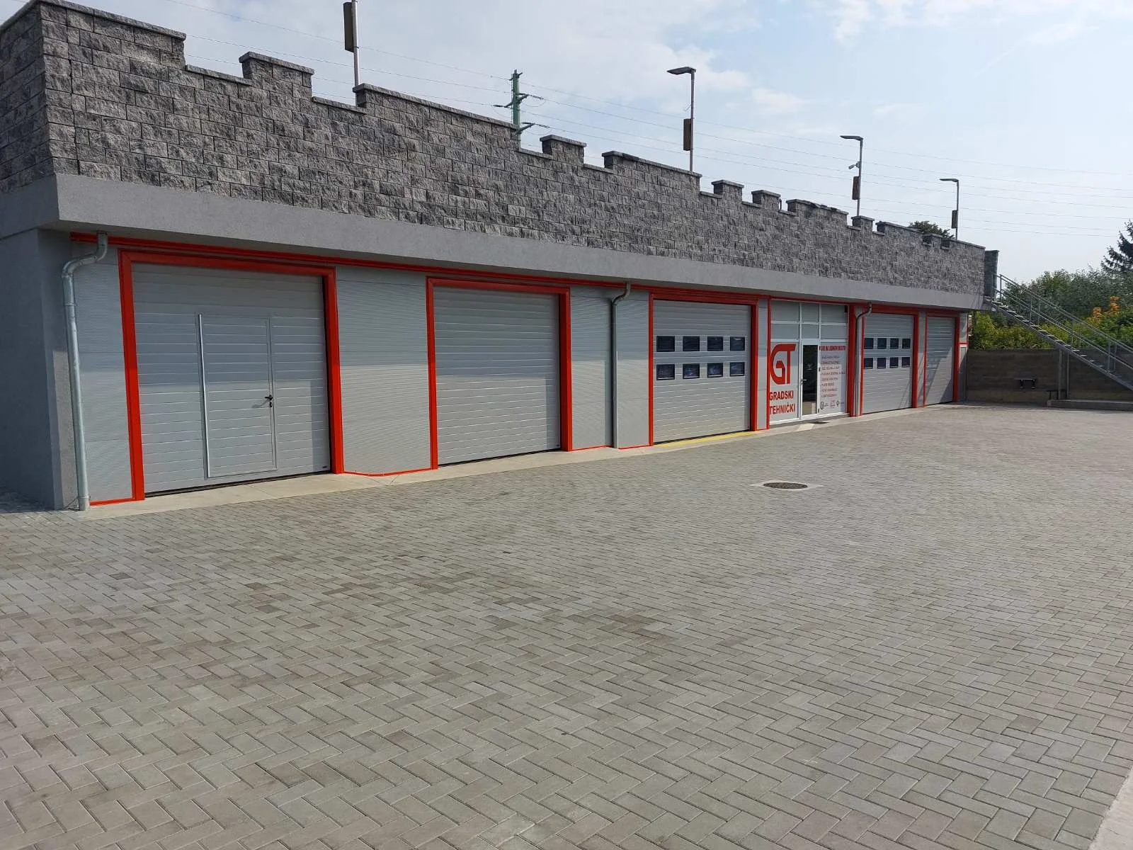Industrijska segmentna vrata na tehničkom servisnom objektu