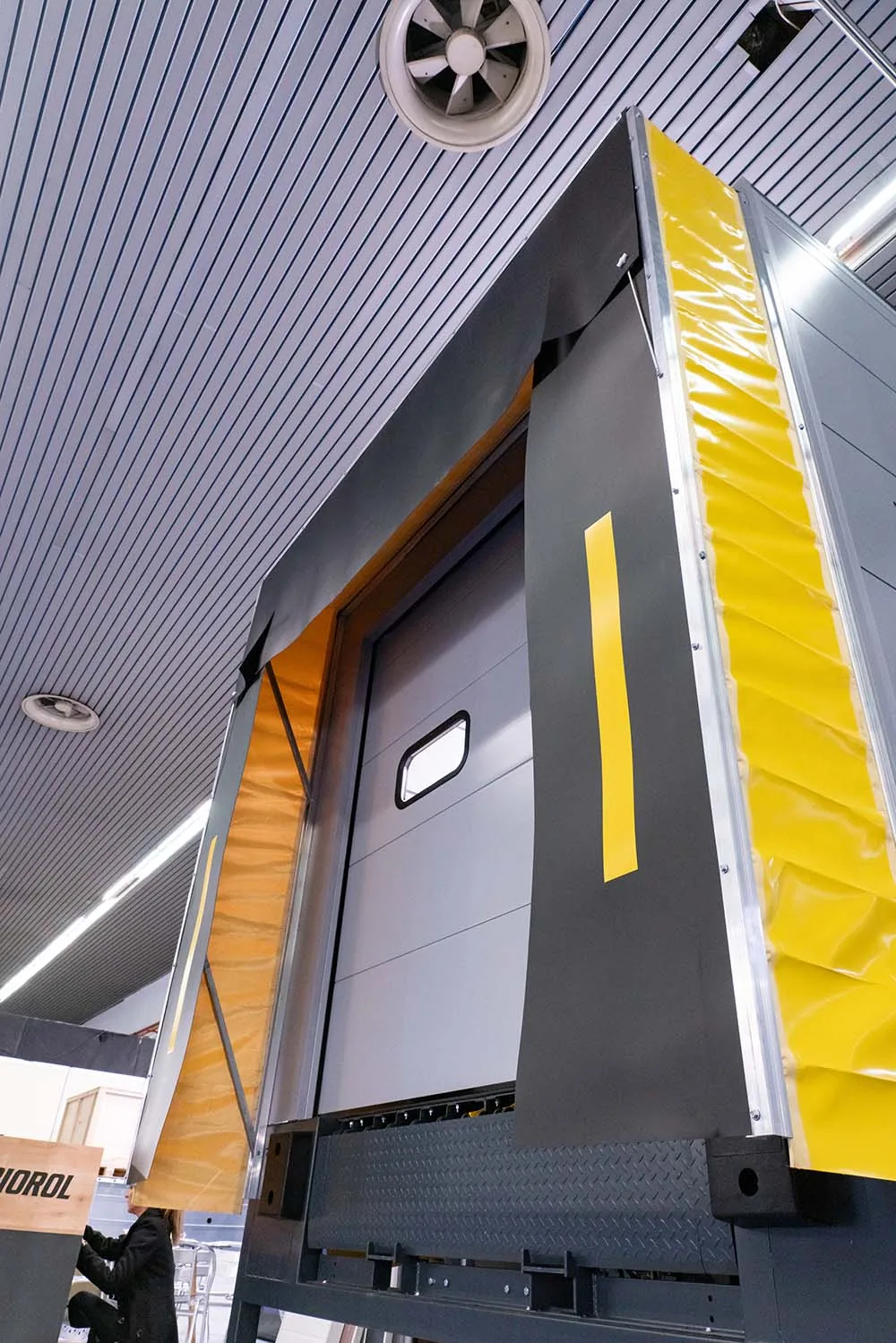 Dihtung zavesa (Dock shelter) – detalj PVC zavese i rama