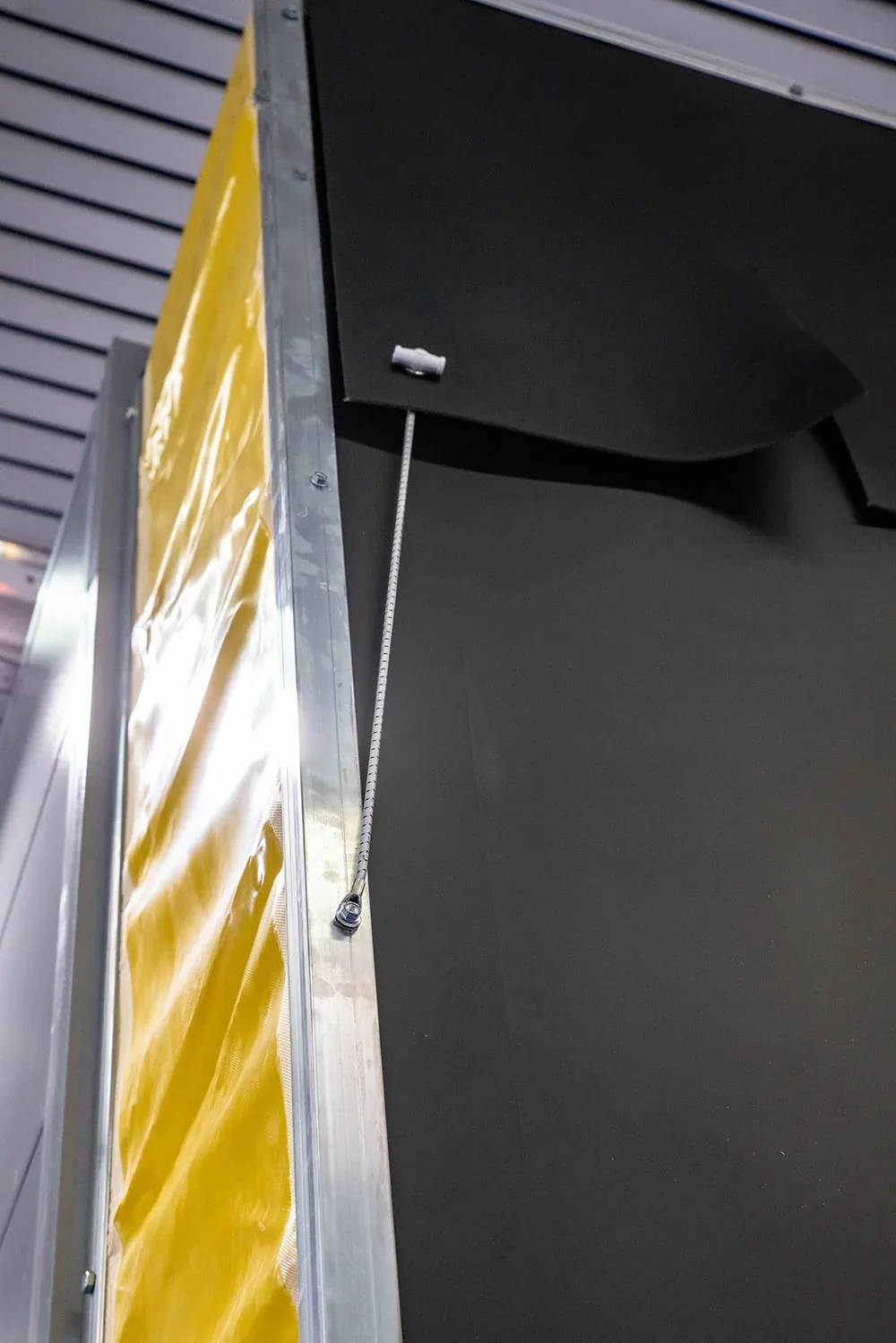 Dihtung zavesa (Dock shelter) – detalj šava i pričvršćivača