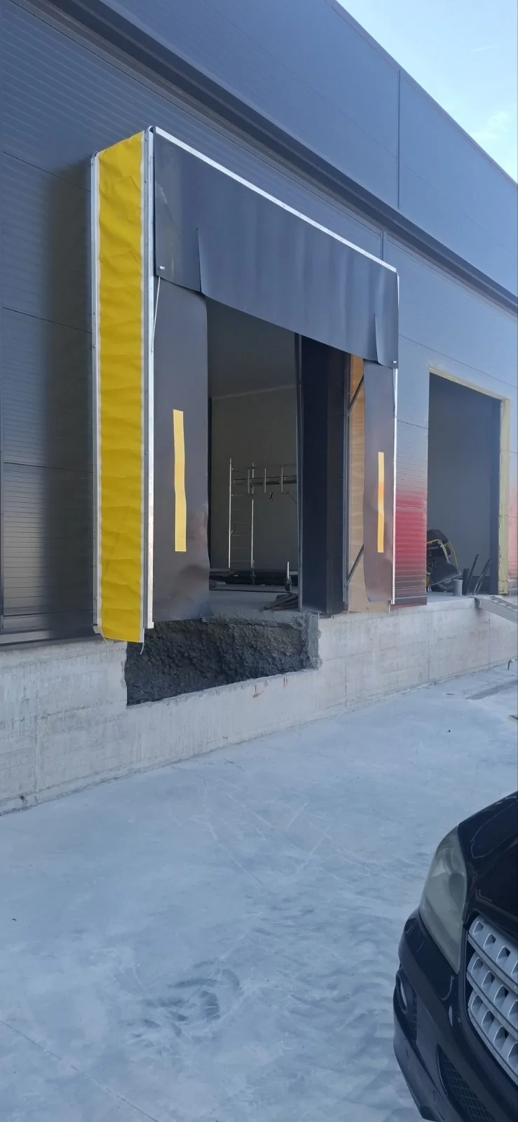 Dihtung zavesa (Dock shelter) – dva utovarna otvora sa žutim zavesama, pogled sa rampe