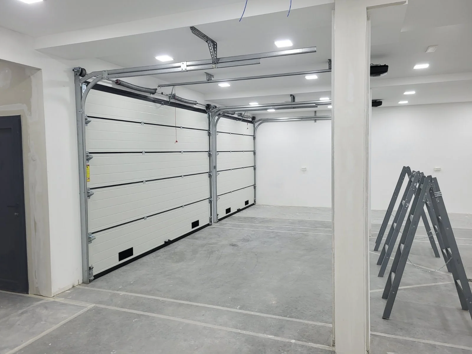 Ugradnja industrijskih segmentnih vrata – pogled iz hale